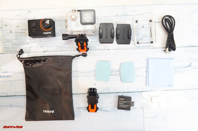 Thieye E7の同梱品は本体の他に防水ケース、バックパネル、車載アタッチメント、専用ポーチなどが付属しています。