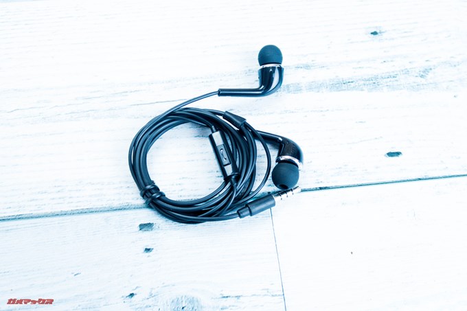 Wiko VIEWにはマイク付きイヤホンが同梱されています。