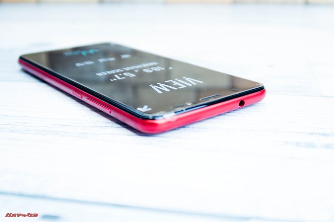 Wiko VIEWは本体上部にイヤホン端子が備わっています。