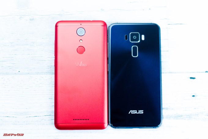 Wiko VIEWは18:9ディスプレイを採用しているので横幅が細く握りやすい