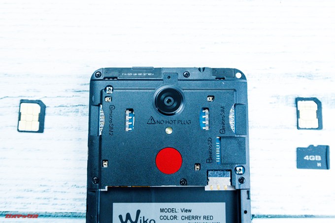 Wiko VIEWはMicroSIM×2の他に独立したMicroSDスロットを備えています。