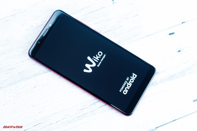 Wiko VIEWの画面側はホームボタンが無くツルリとしたシンプルな形状です。