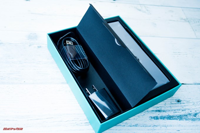 Wiko VIEWのアクセサリーは仕切りにわけられて入ってました