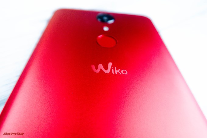 Wiko VIEWの背面アルミパネルにはWikoが浮き出ている加工が施されていました。