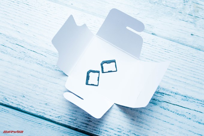 Wiko VIEWにはNanoSIMをMicroSIMに変換するアタッチメントが入っています。