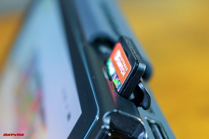 cellevo GAME POWERを取り付けたままでもソフトの出し入れが出来ます。