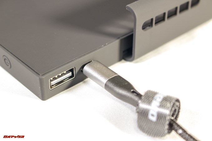 cellevo GAME POWERの各種充電、給電端子は本体上部についています。