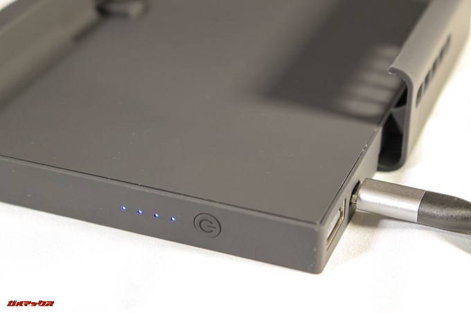 cellevo GAME POWERの側面には4段階のバッテリー残量インジケーターが搭載されています。