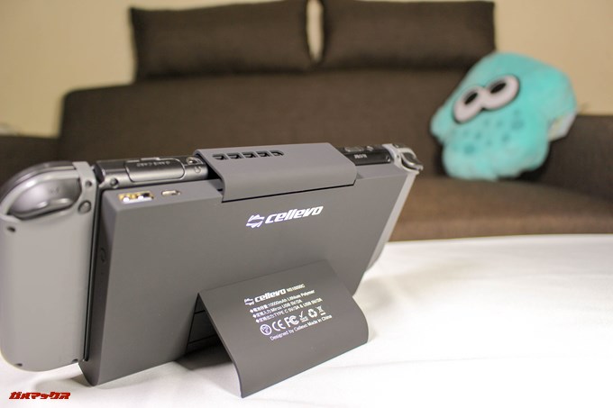 cellevo GAME POWERはスタンド機能が備わっているのでテーブルプレイも対応してます。