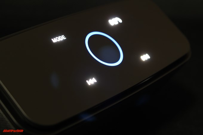 DOSS SoundBoxは暗所でも操作しやすいように各ボタンが光ります