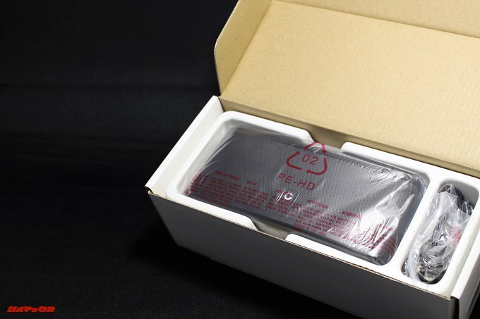 DOSS SoundBoxの蓋をあけると衝撃吸収材で囲まれており、アクセサリー類は別の収納箇所に詰め込まれています