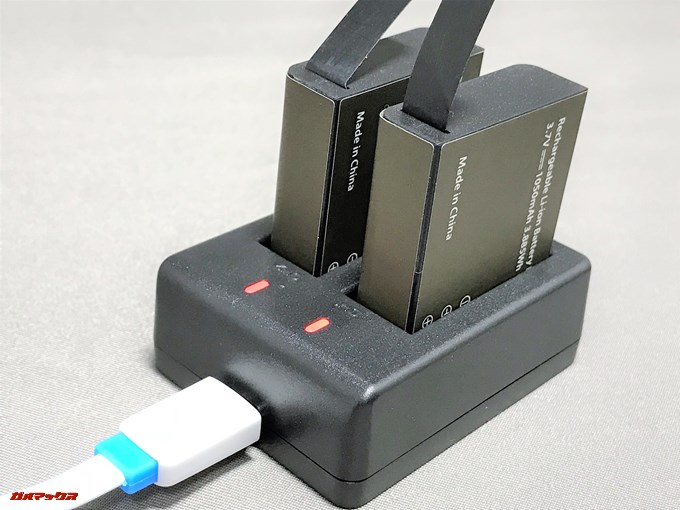 EKEN H9sに付属のバッテリーチャージャーは2つのバッテリーをそのまま充電可能です。