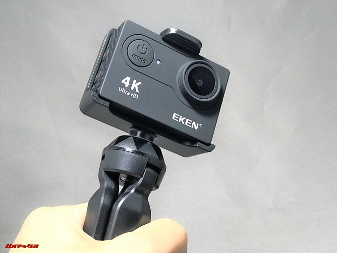 EKEN H9sに付属の三脚はグリップとしても利用できます。