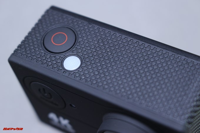 EKEN H9sの本体上部にはシャッターボタン兼決定ボタンが備わっています。