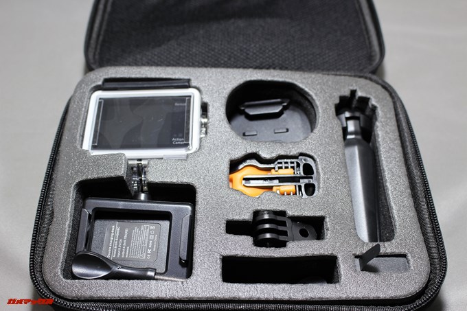 EKEN H9sの専用ポーチの中身はスポンジ素材で各同梱物の形にくり抜かれており、持ち運び時にも衝撃を吸収してくれます