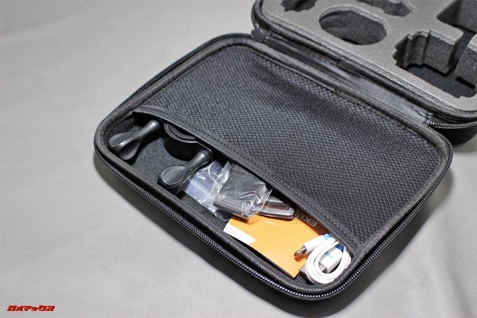 EKEN H9sの専用ポーチのフタ部分には付属品がぎっしりと詰まっています