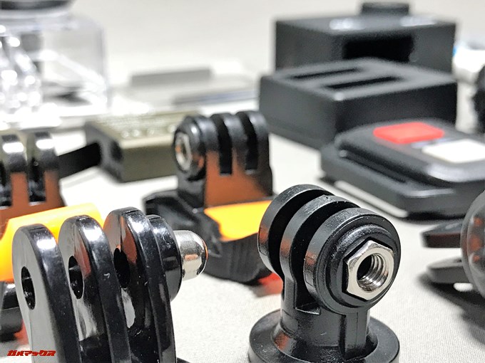 EKEN H9sには大量のアタッチメントが標準で付属しています。