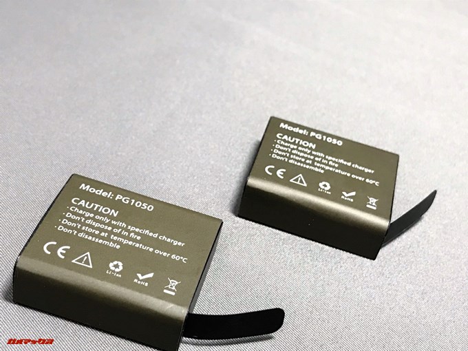 EKEN H9sのバッテリーは標準で2つ付属しています。