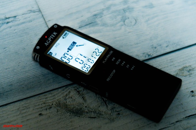 AGPTEKのボイスレコーダーは暗所でも視野性の良いバックライト付き