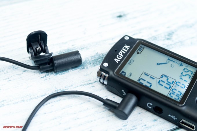 AGPTEK ボイスレコーダーにはピンマイクが同梱されているのであるきながらの録音にも適している。