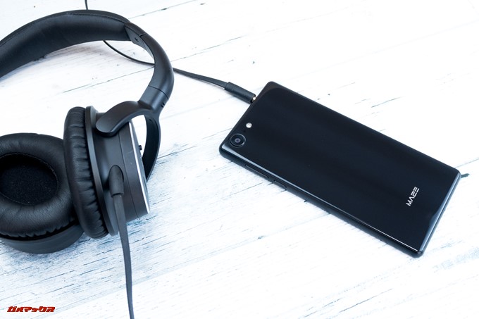 MAZE Alpha Xはイヤホンジャックが搭載されているので有線で使えます。