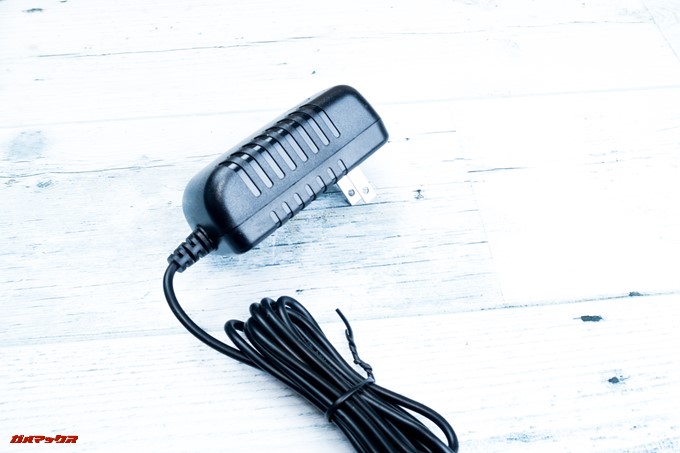 ペット用ホットカーペットに付属しているACアダプターは日本でも利用できる形状でした