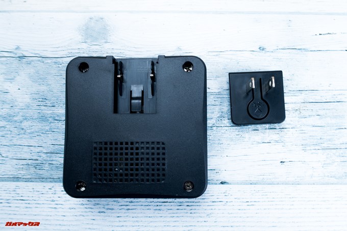 YATAIDI ワイヤレス チャイムの受信機の裏側にコンセントアタッチメントをスライドしながら取り付けられます