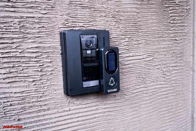 YATAIDI ワイヤレス チャイムは防水仕様なので外のインターホンに直接貼り付けました