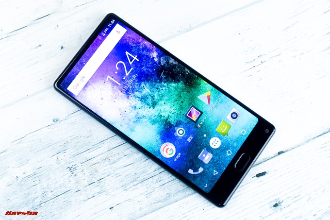 MAZE Alpha Xは3辺ベゼルレスデザインとなっているので上部と左右の縁が非常に狭い先進的なデザインとなってます。