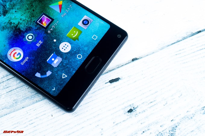 MAZE Alpha Xの指紋認証ユニットは画面側に備わっておりタッチセンサー式です。