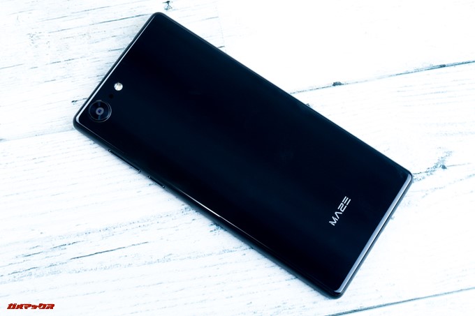 MAZE Alpha Xの背面は鏡仕上げで美しいです。