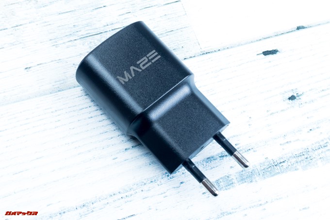 MAZE Alpha Xの充電器は海外仕様なので日本のコンセントにはささらない。