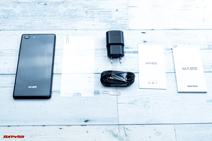 MAZE Alpha Xの付属品は本体以外に保護ガラス、充電器、USB Typep-Çケーブル、クイックガイドなど2種が付属しています。