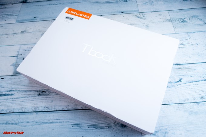 Teclast F6 Proの外箱は真っ白な箱にオレンジの差し色が美しい頑丈な箱でした。