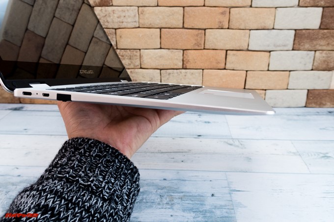 Teclast F6 Proのディスプレイを開くと薄さが際立ちます。