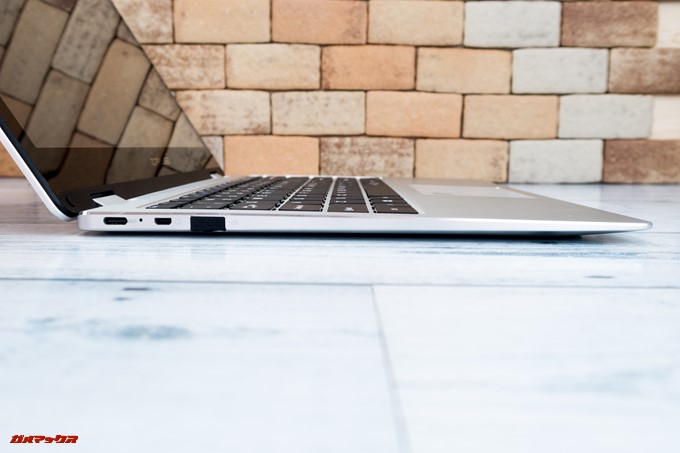 ディスプレイ右側面にはPD対応のUSB Type-C、外部映像出力が可能なMiniHDMI、USB-A(3.0)が備わってます。