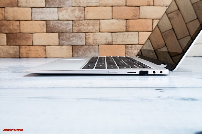 Teclast F6 Proのディスプレイ左側には充電端子の他にイヤホンジャックやUSB3.0、MicroSDスロットが搭載されてます。