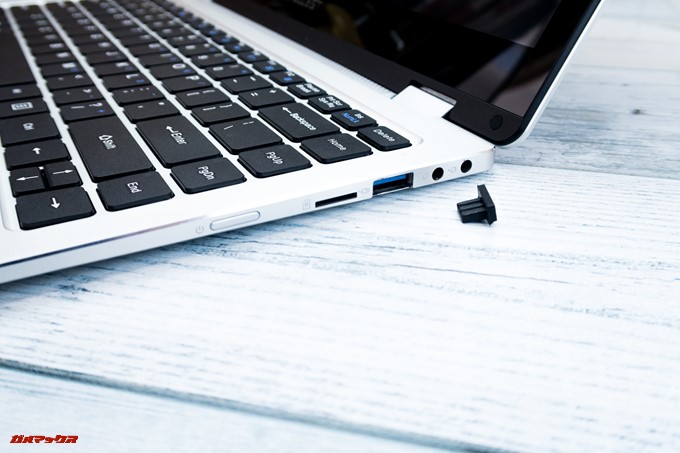 Teclast F6 ProのUSB 3.0にはご丁寧に保護キャップが付いてました。