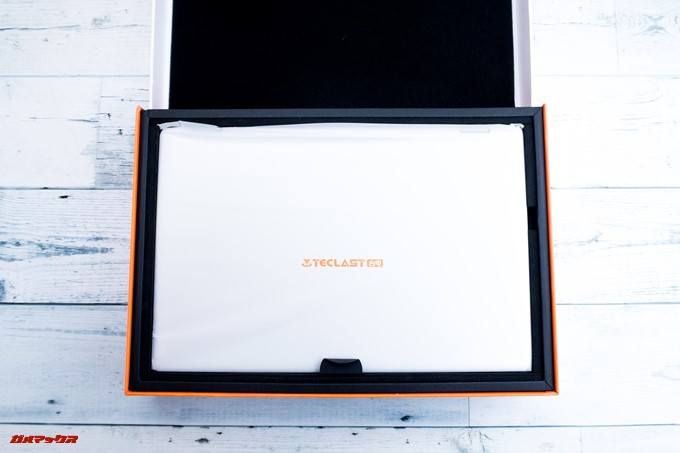 蓋を開けるといきなりTeclast F6 Proが入っているので落とさないようにしましょう。