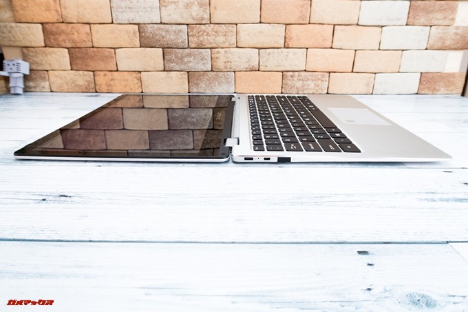 Teclast F6 Proは360度ヒンジが備わっているので180度でペタッと広げることが可能です。