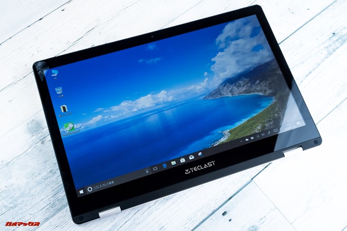 Teclast F6 Proは完全にキーボードを回転することができるのでタブレット形状で利用可能です。