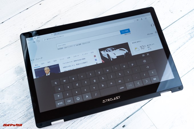 Teclast F6 Proのキーボードを回転させてタブレット形状にすると物理キーボードとタッチパッドは自動的に無効化され仮想キーボードとタッチ操作に切り替わります。