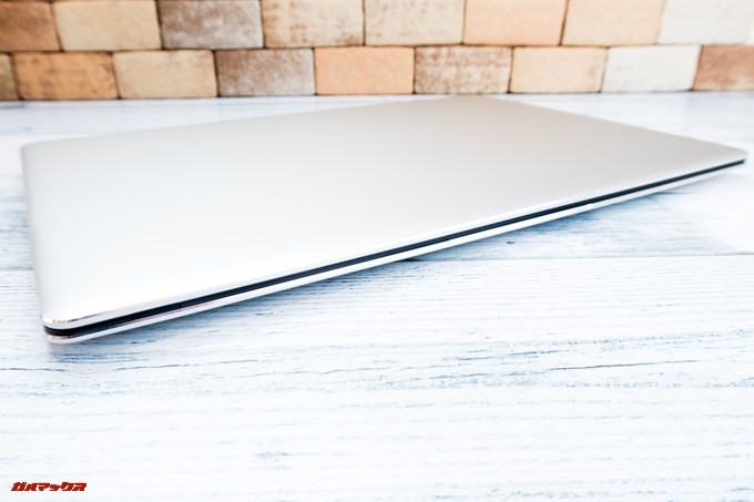 Teclast F6 Proの本体周囲にはダイヤモンドカットが施されておりキラリと輝きます。