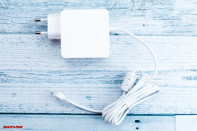 Teclast F6 Proに付属の充電器は日本では利用できない形状です。