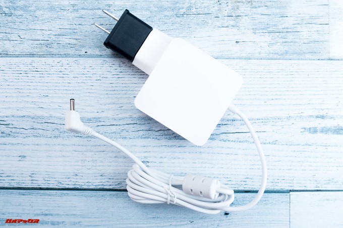 Teclast F6 Proの付属充電器を利用するにはプラグ変換アタッチメントが必要です。