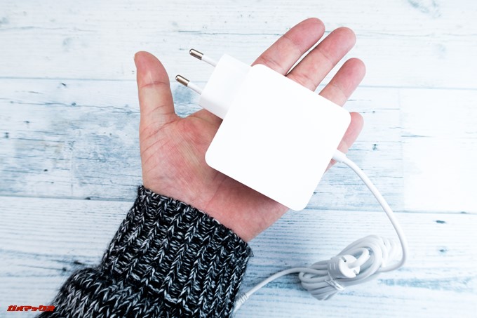 Teclast F6 Proに付属している充電器はコンパクトな部類です。