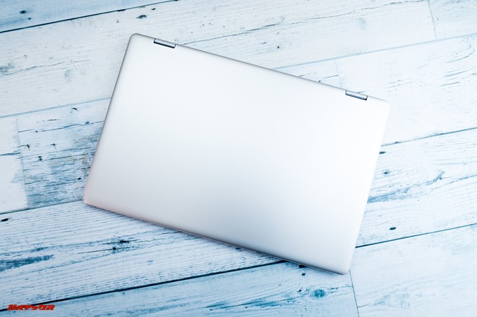 Teclast F6 Proは天板にロゴのないシンプルな見た目。アルミ素材なので質感が高いです。