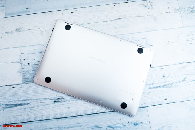 Teclast F6 Proの背面にはゴム足が備わってます。