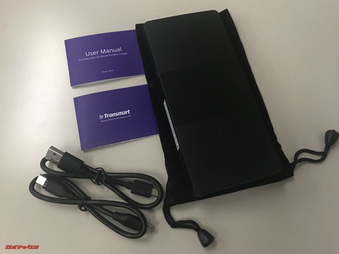 Tronsmart Brio 20100mAhの同梱物は本体以外にポーチと取扱説明書、保証書、USB CケーブルとMicroUSBケーブルが付属
