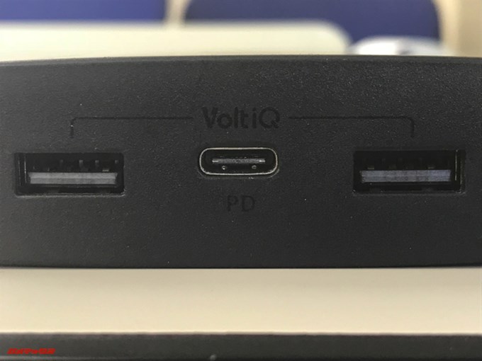 Tronsmart Brio 20100mAhにはUSB Aが1つ、USB Type Cが1つ備わっており、Type Cは出力だけでなく入力にも対応しています。